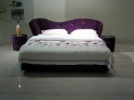 Тапицирана спалня в лилаво